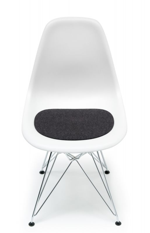 Weißer Eames Plastic Side Chair mit graphitfarbener Filz Sitzauflage von Hey Sign. Bequeme Stuhlauflage.